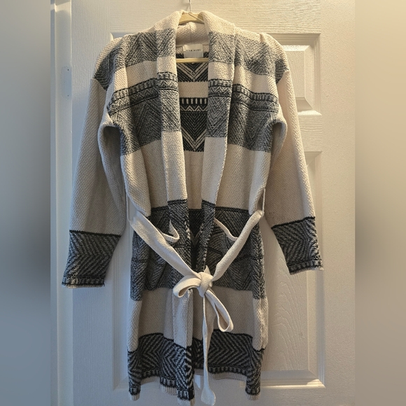 Women's Black & White Patterned Sweater - Picture 1 of 3